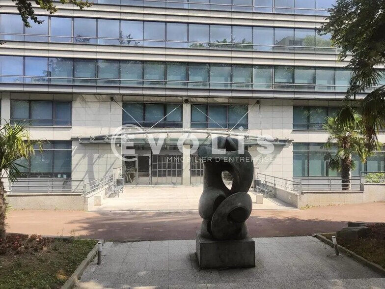 Office in Montrouge for sale - Building Photo - Image 2 of 12