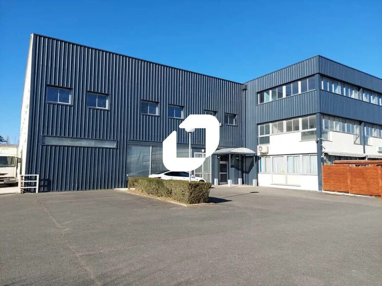 Office in Trappes for lease - Building Photo - Image 1 of 17