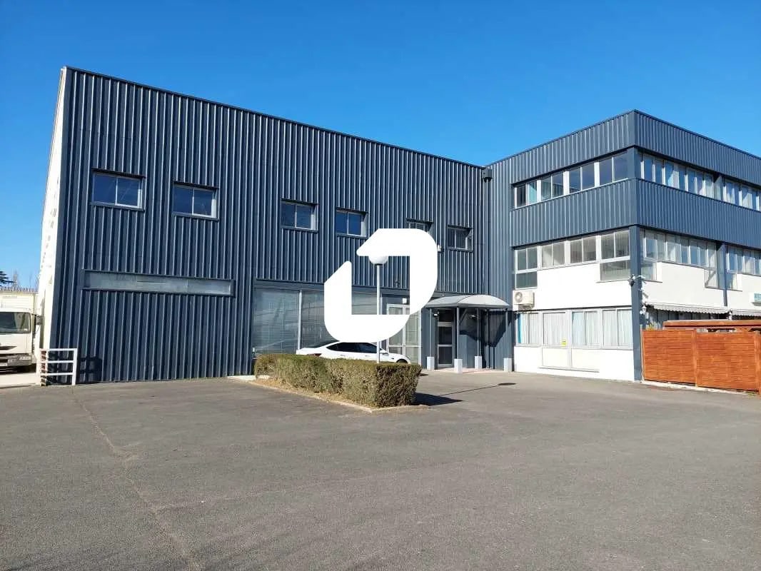 Office in Trappes for lease Building Photo- Image 1 of 18