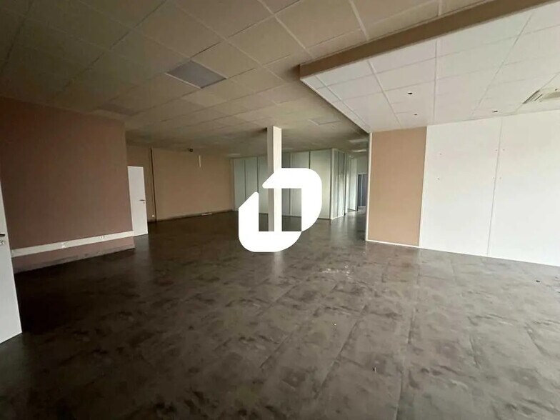 Flex in Sartrouville for lease - Interior Photo - Image 1 of 23