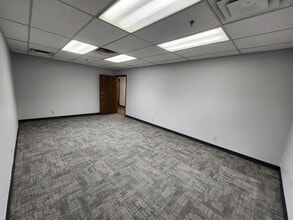 15850 W Bluemound Rd, Brookfield, WI for lease Interior Photo- Image 2 of 2