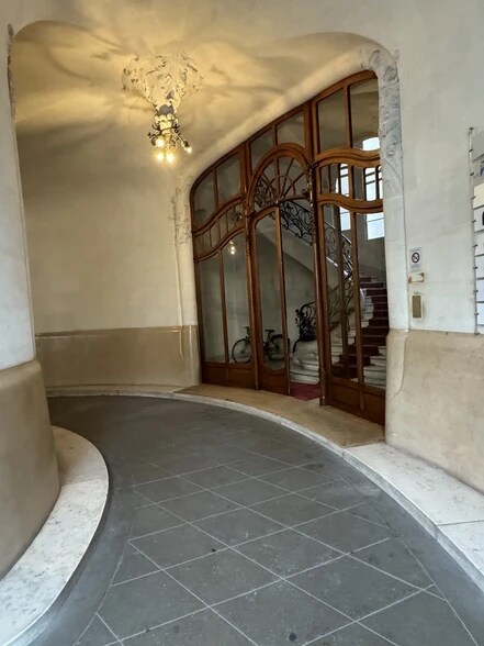 Office in Paris for lease - Interior Photo - Image 2 of 2