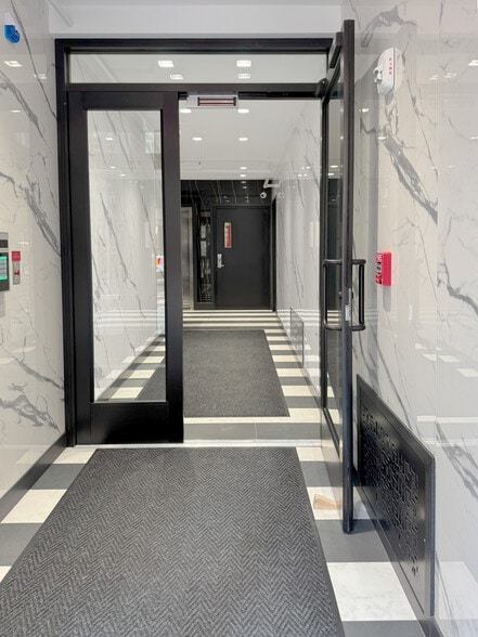 139 E 57th St, New York, NY for lease - Lobby - Image 2 of 4