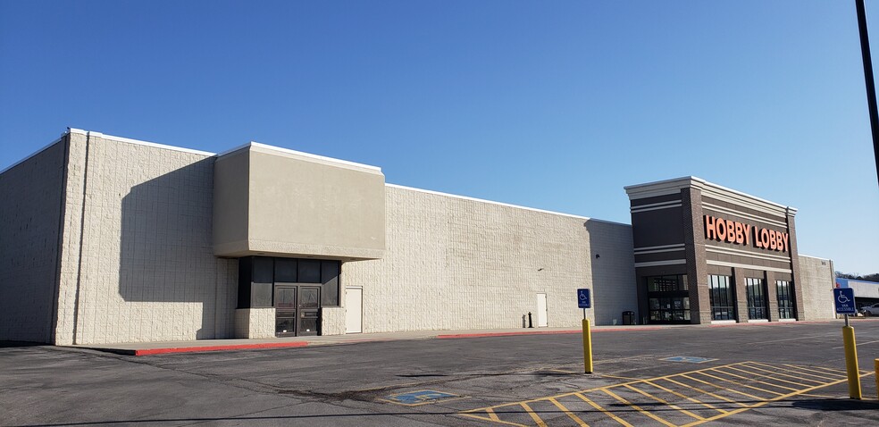 7646 Dodge St, Omaha, NE for lease - Building Photo - Image 1 of 2