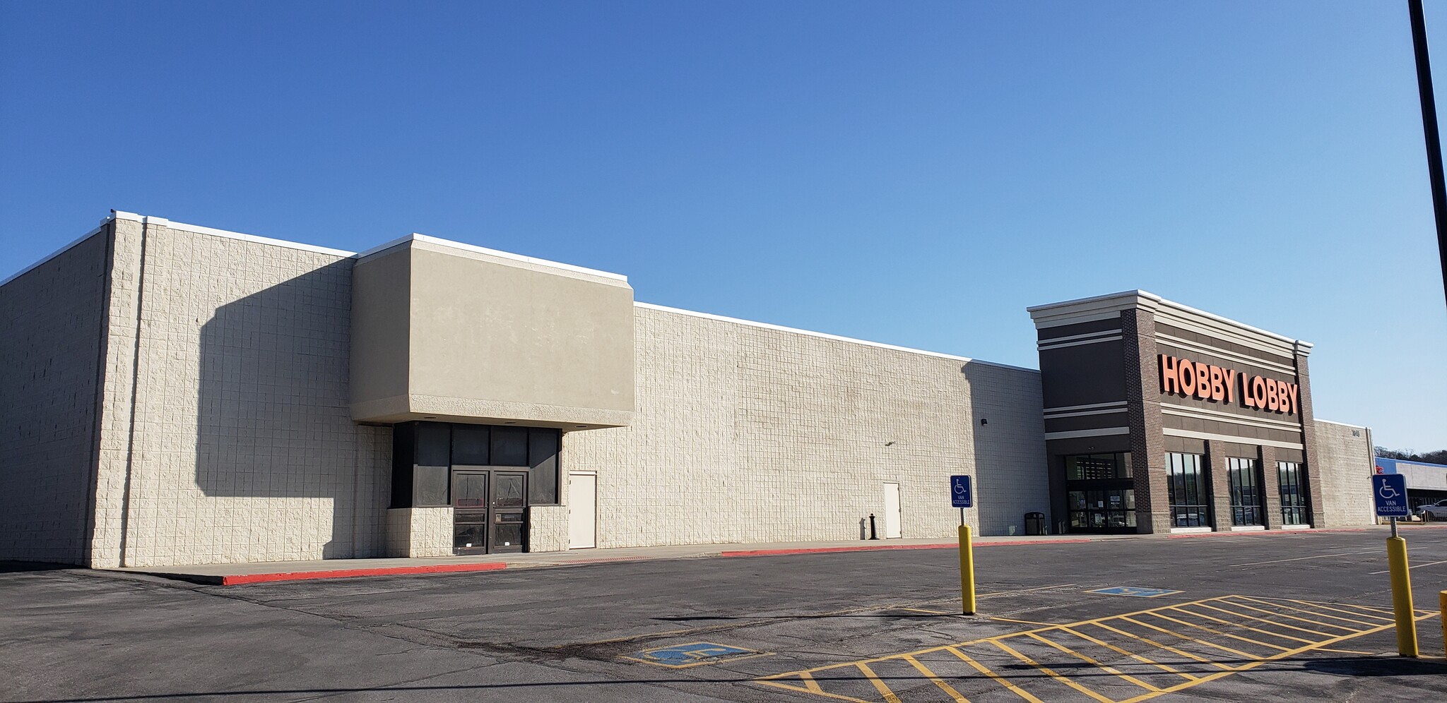 7646 Dodge St, Omaha, NE for lease Building Photo- Image 1 of 3