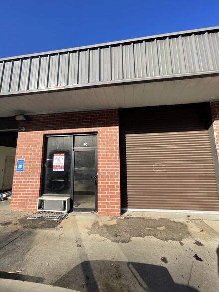 6170 Parkway North Dr, Cumming, GA for lease - Building Photo - Image 1 of 9