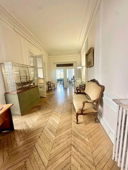 Office in Paris for lease - Building Photo - Image 2 of 6