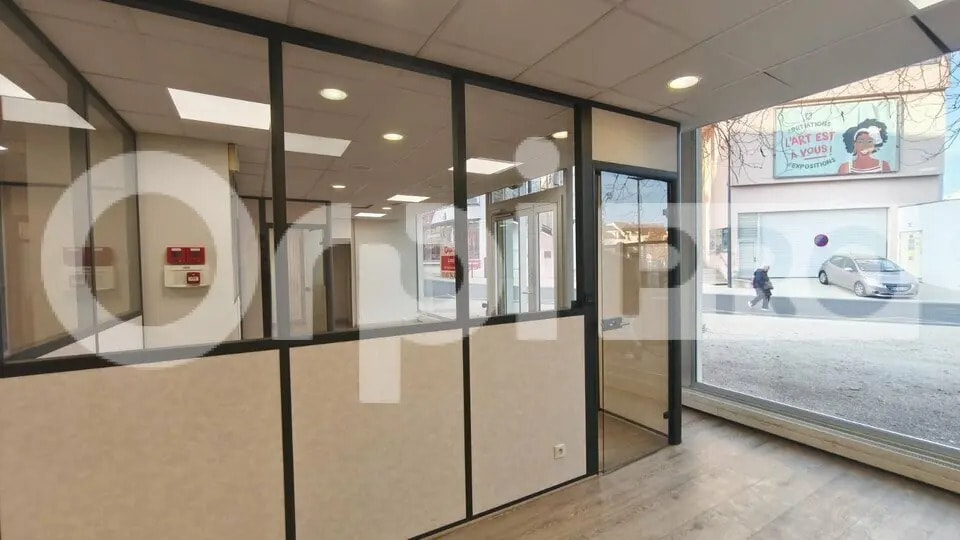 Retail in Melun for lease - Interior Photo - Image 3 of 8