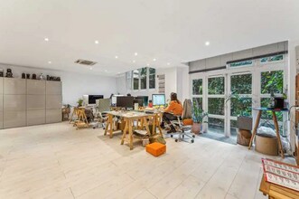 Office in Paris for lease Interior Photo- Image 2 of 12