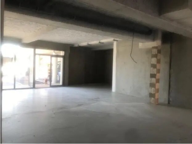 Retail in Saint-Martin-de-Crau for sale - Building Photo - Image 3 of 7