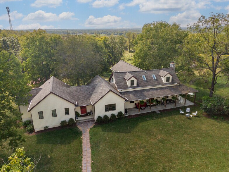 8706 Leetown Rd, Kearneysville, WV 25430