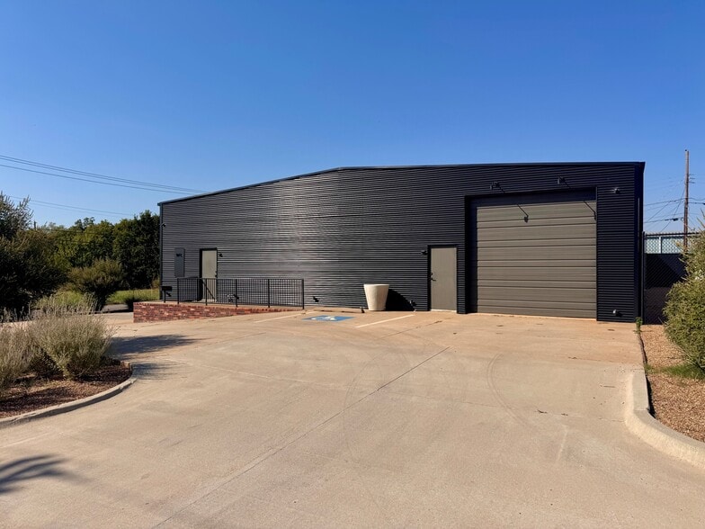 6500 N Shartel Ave, Oklahoma City, OK for lease - Primary Photo - Image 1 of 2