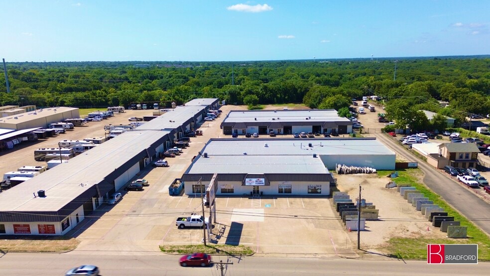2800 W Division St, Arlington, TX for lease - Building Photo - Image 3 of 5