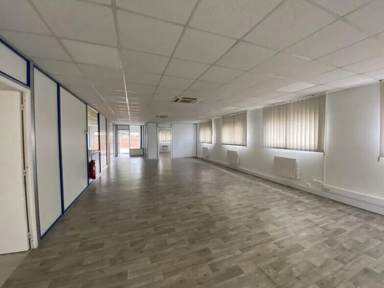 Flex in Le Petit-Quevilly for lease - Interior Photo - Image 3 of 4