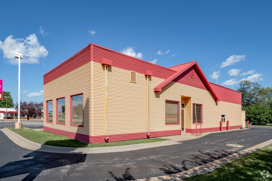 2070 S Koeller St, Oshkosh, WI for sale - Building Photo - Image 3 of 27