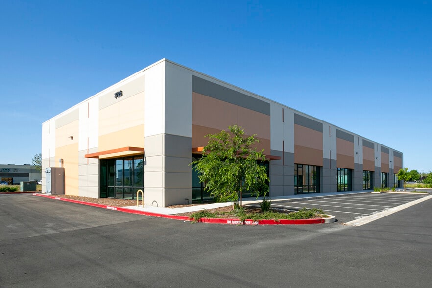 3718 Happy Ln, Sacramento, CA for lease - Building Photo - Image 2 of 13