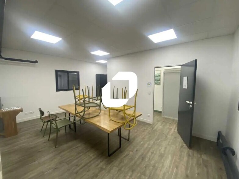 Flex in Osny for sale - Building Photo - Image 2 of 18