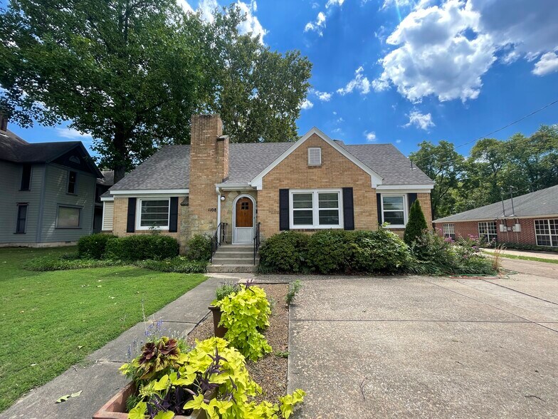 1108 W Poplar St, Rogers, AR 72756
