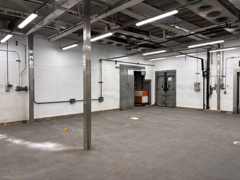 2150 W Carroll Ave, Chicago, IL for sale - Building Photo - Image 2 of 8