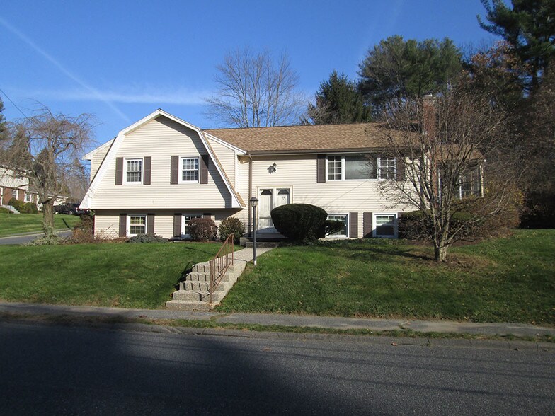 11 Old Wood Rd, Framingham, MA 01701