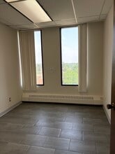 89 Queensway W, Mississauga, ON for lease Interior Photo- Image 2 of 4