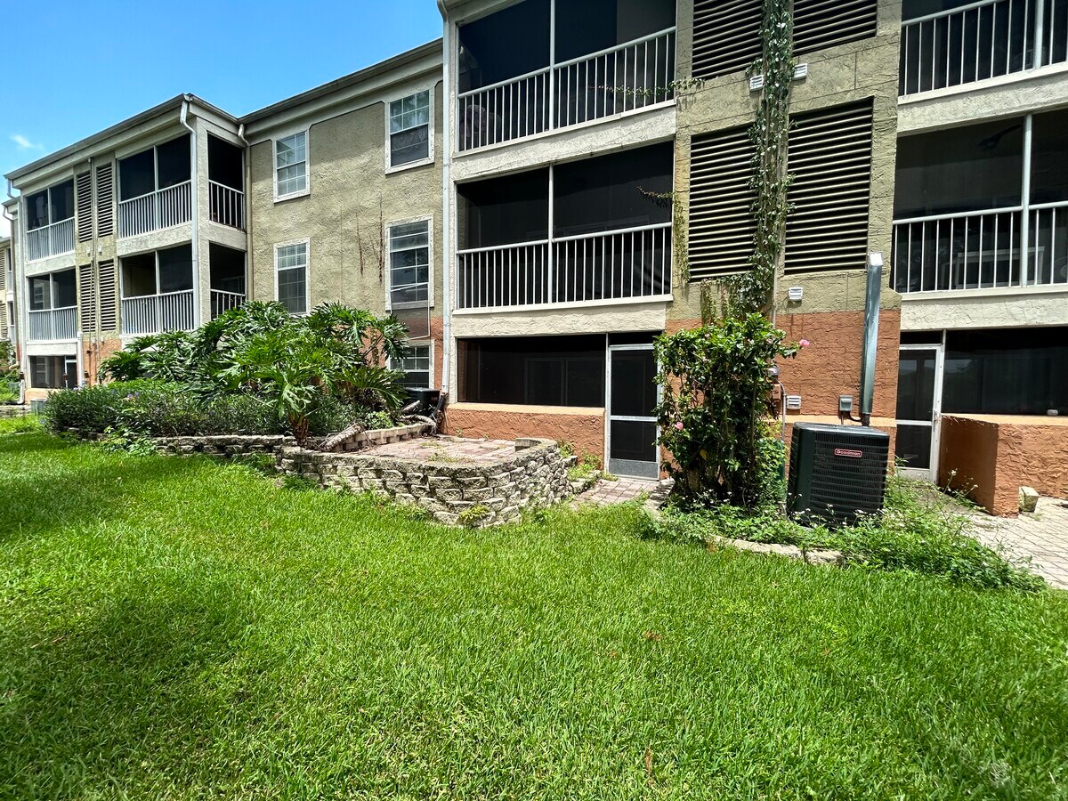 Versailles Drive Condos Orlando, FL for Sale