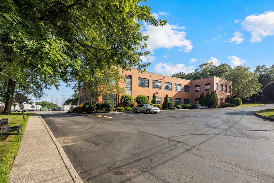 65 Ramapo Valley Rd, Mahwah, NJ for lease - Building Photo - Image 3 of 25