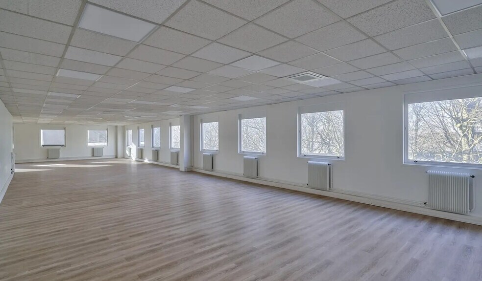 Flex in Lognes for lease - Interior Photo - Image 3 of 5