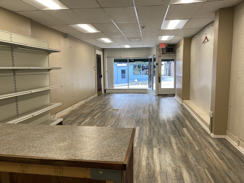 39-47 E Pittsburgh St, Greensburg, PA for lease - Interior Photo - Image 2 of 6