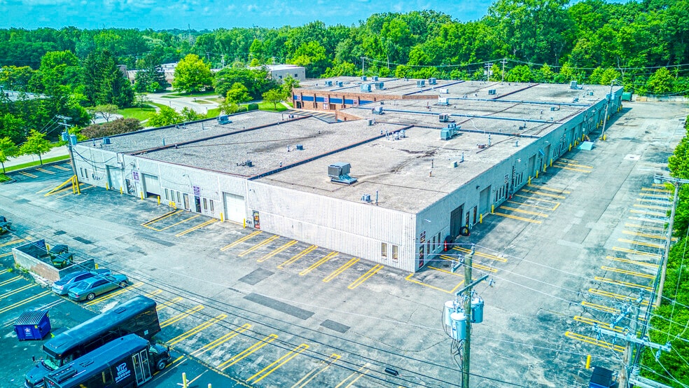 21421 Hilltop St, Southfield, MI for lease - Building Photo - Image 3 of 5