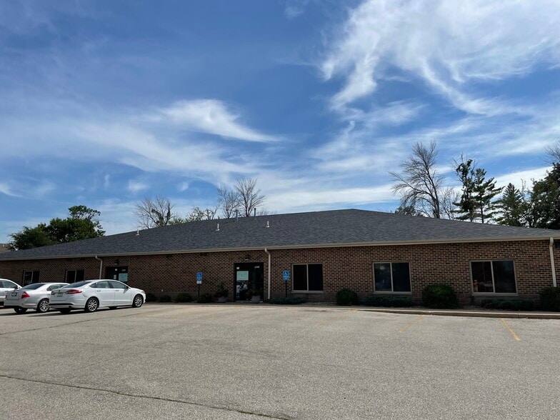 5821 C St SW, Cedar Rapids, IA for sale - Building Photo - Image 1 of 1