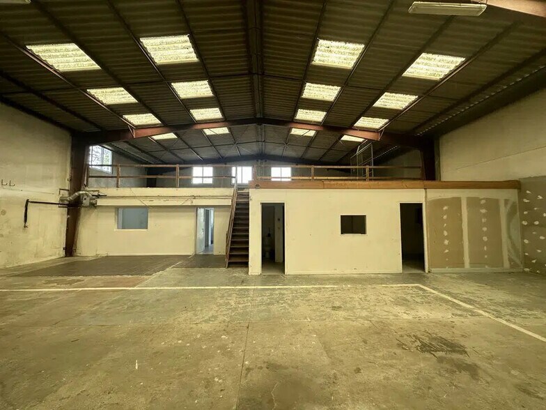 Flex in Sautron for lease - Building Photo - Image 2 of 5