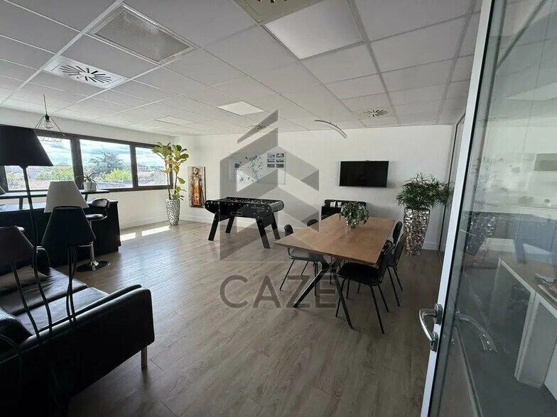 Office in Bordeaux for lease - Interior Photo - Image 1 of 6