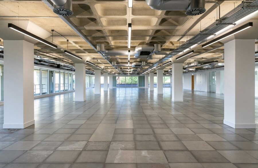 Breakspear Way, Hemel Hempstead for lease - Building Photo - Image 3 of 34