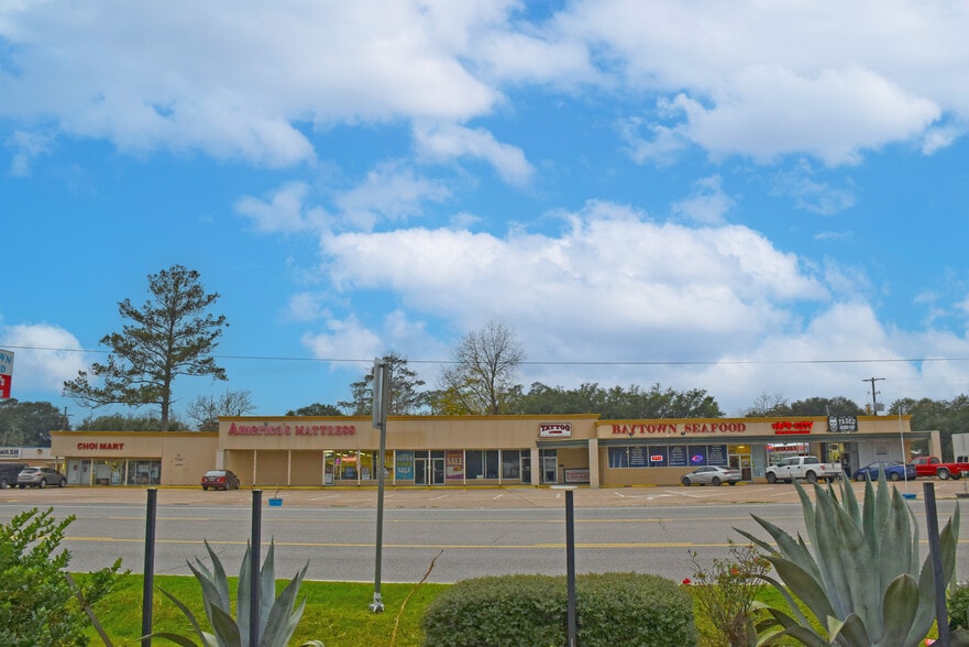 915-929 Main St, Liberty, TX for lease - Building Photo - Image 2 of 6