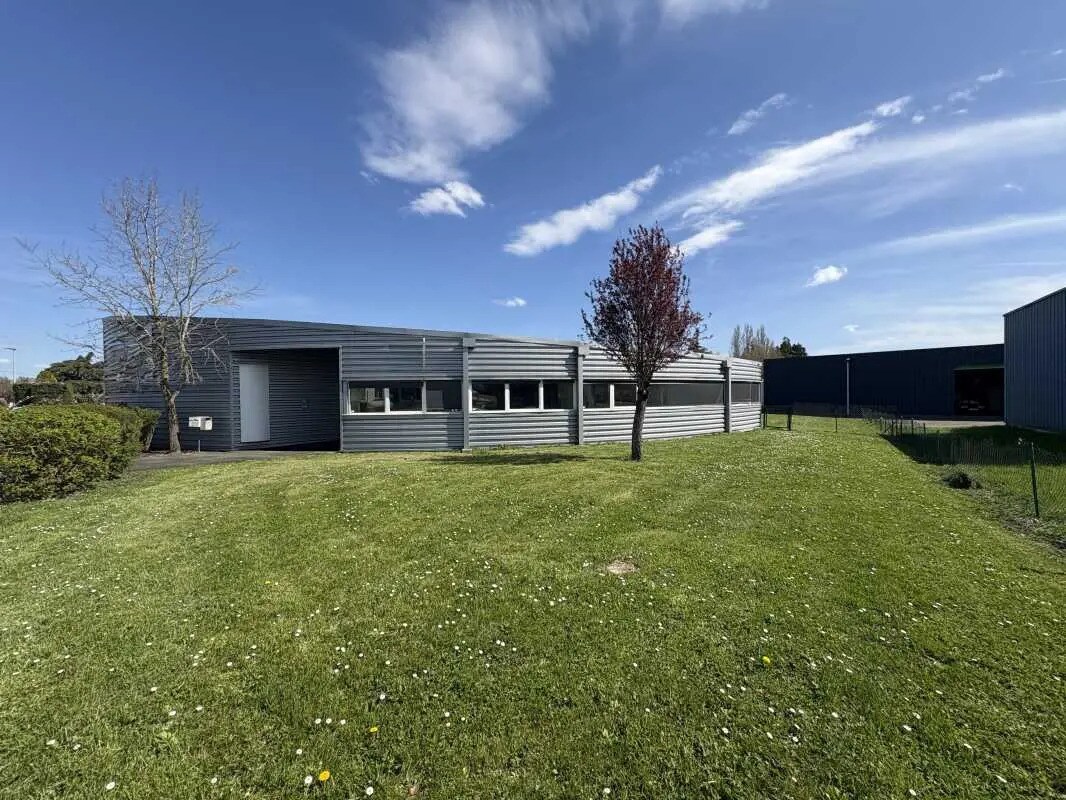 Office in La Chapelle-Saint-Mesmin for lease Building Photo- Image 1 of 11