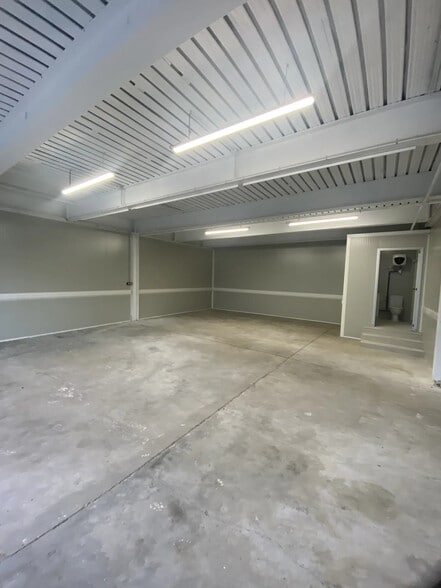 Flex in Saint-Pierre-la-Palud for lease - Interior Photo - Image 2 of 5