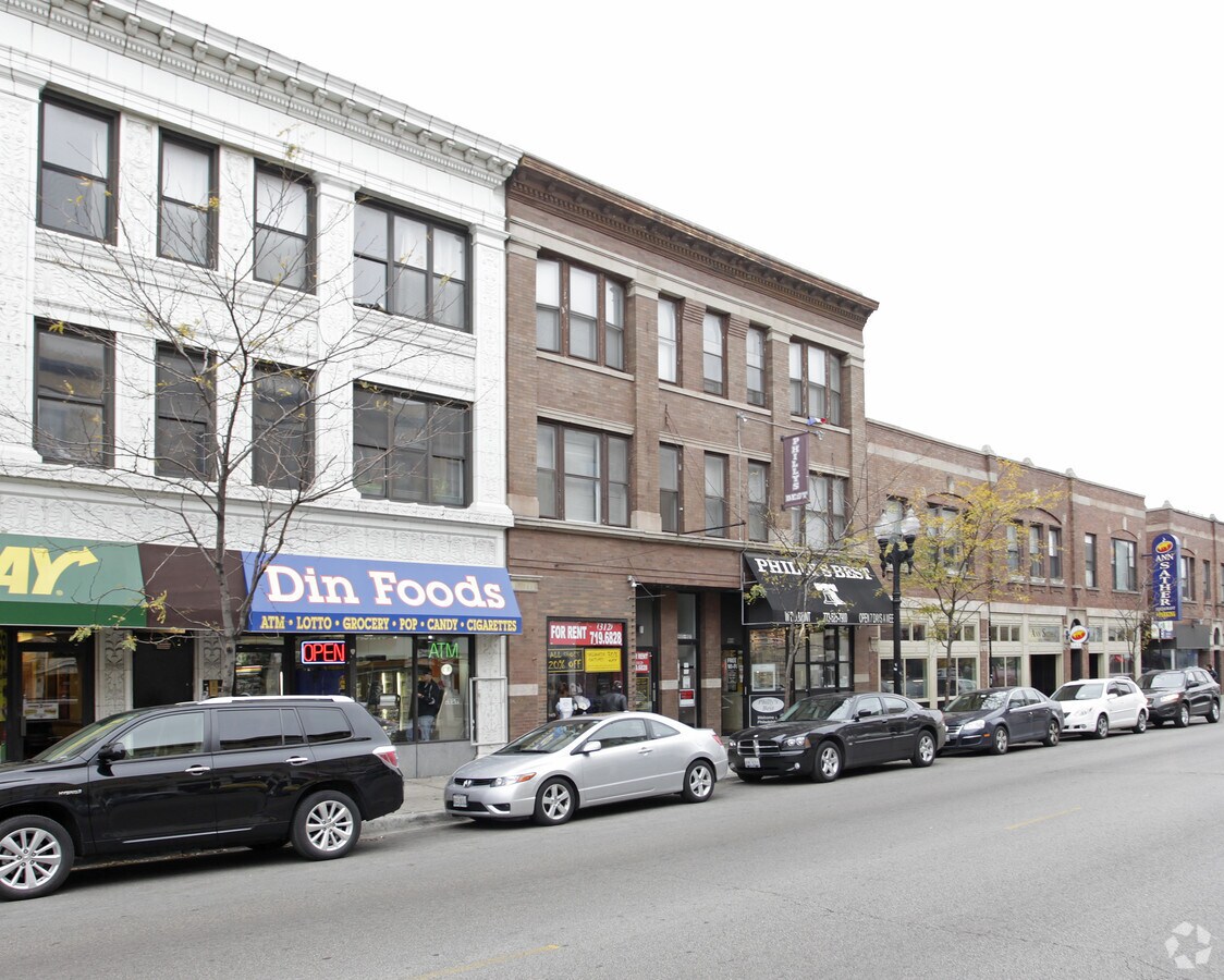 905907 W Belmont Ave, Chicago, IL 60657