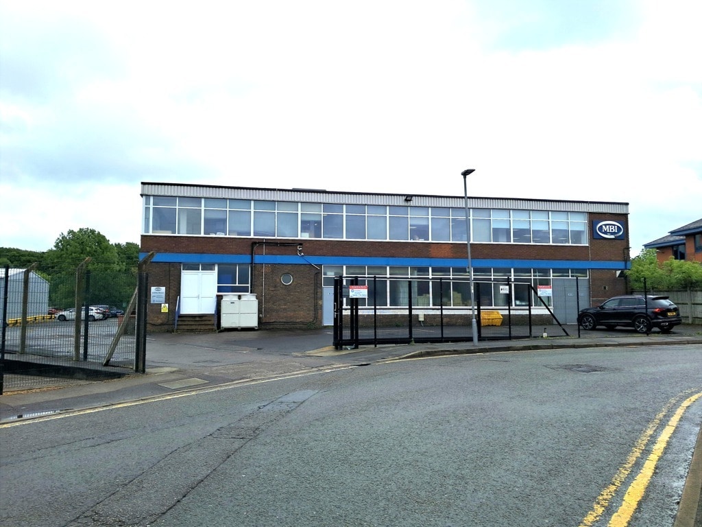 Davis Rd, Chessington for sale Primary Photo- Image 1 of 7