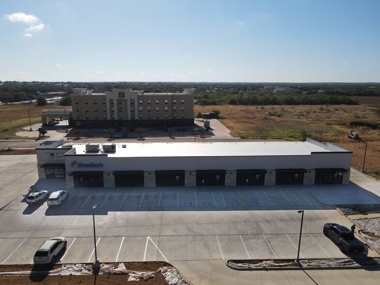 1702 Louise Ln, Pearsall, TX for lease - Building Photo - Image 2 of 4