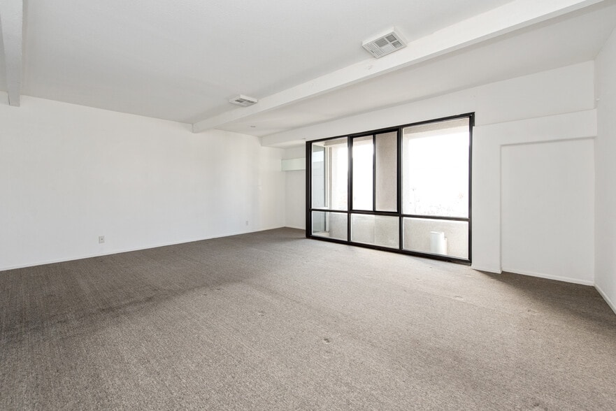 711 W 17th St, Costa Mesa, CA for sale - Interior Photo - Image 2 of 7