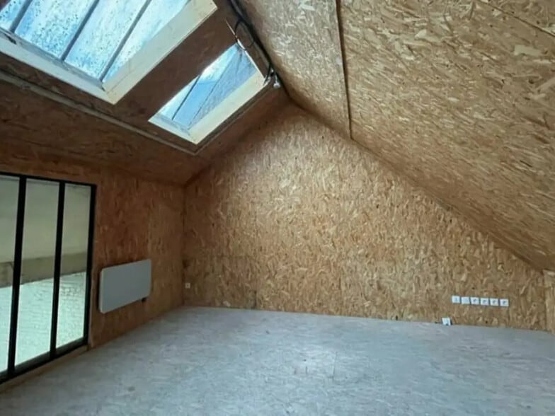 Flex in Rouen for lease - Interior Photo - Image 1 of 3