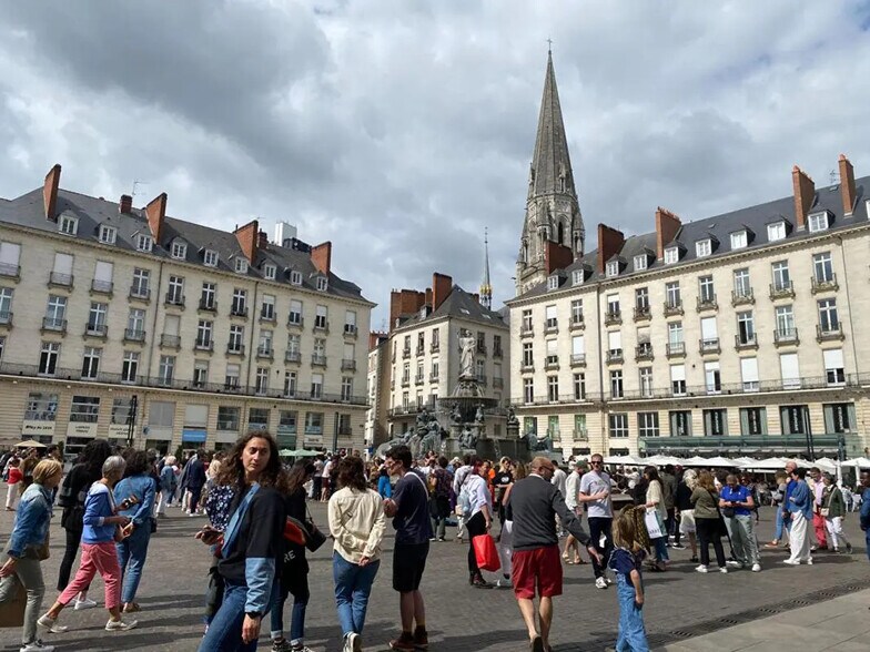 Retail in Nantes for lease - Building Photo - Image 2 of 6