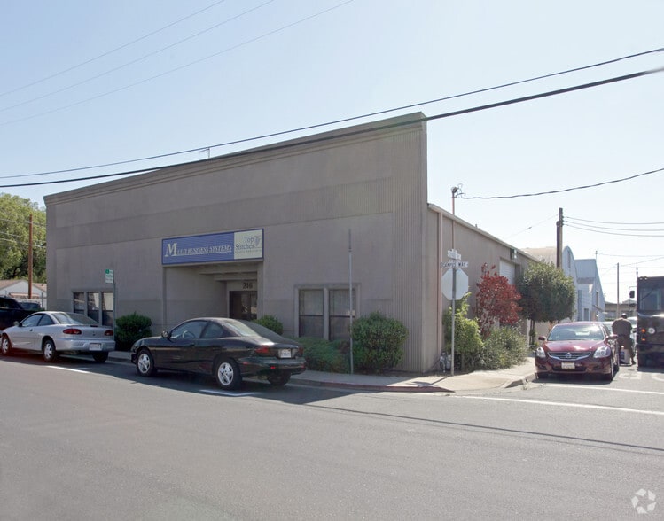 216 Campus Way, Modesto, CA for lease - Primary Photo - Image 1 of 3