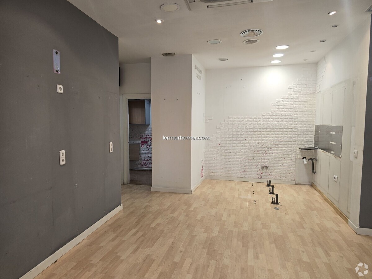 Madrid, MAD 28002 - Unit Puerta DR, Esc. 1 -  - Interior Photo - Image 1 of 8