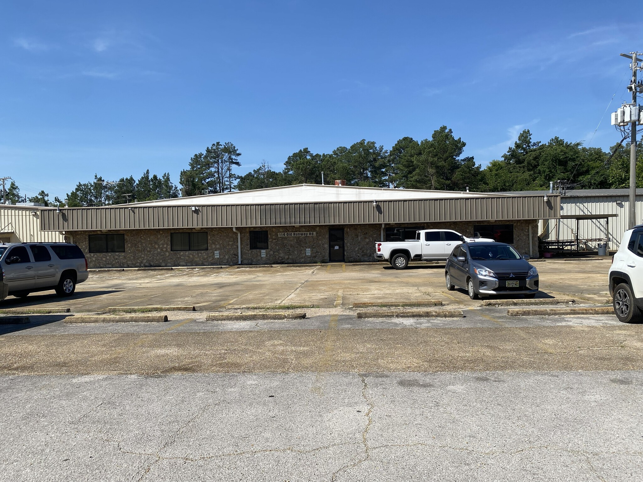 114 Old Runway Rd, Tupelo, MS for lease Building Photo- Image 1 of 8