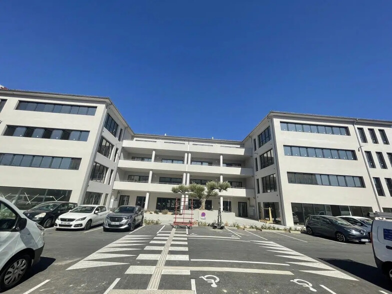 Office in Aubagne for lease - Building Photo - Image 2 of 7