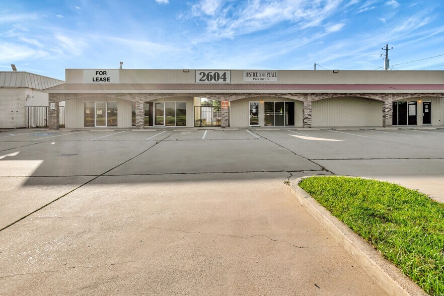 2604 E Mockingbird Ln, Victoria, TX for lease - Building Photo - Image 2 of 16