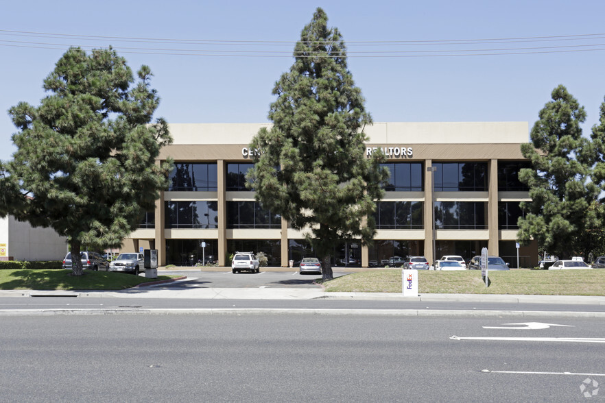 10061 Talbert Ave, Fountain Valley, CA for lease - Building Photo - Image 1 of 3