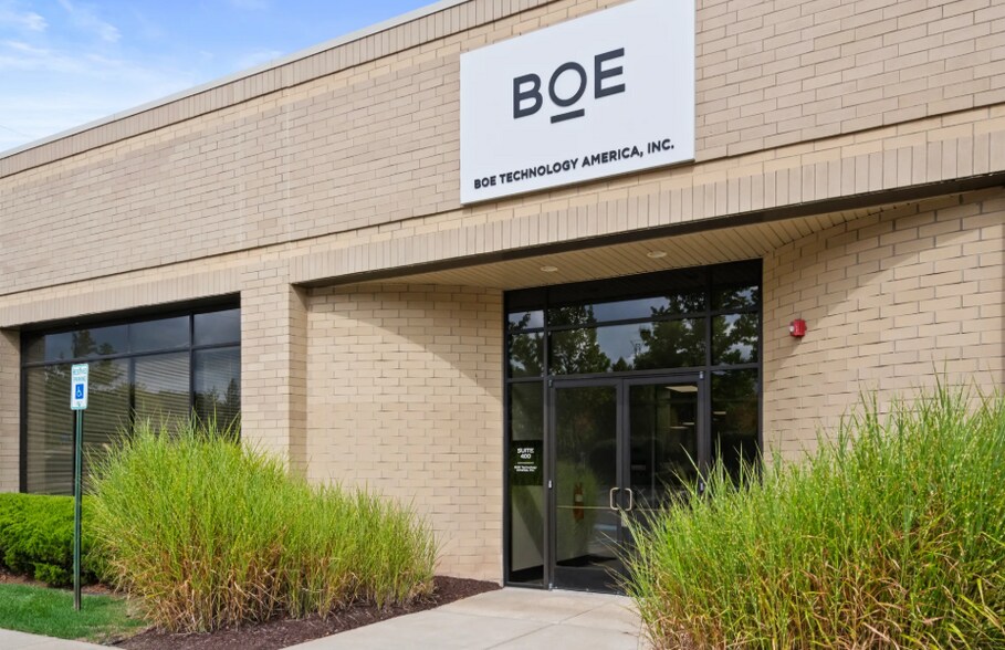 39625 Lewis Dr, Novi, MI for lease - Building Photo - Image 3 of 14